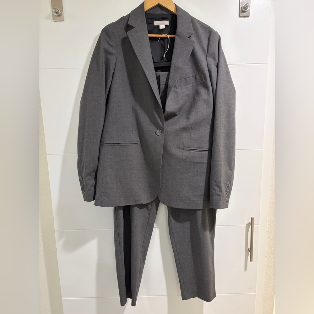 Outerknown Women’s Charcoal 2 Piece Suit
(B2)